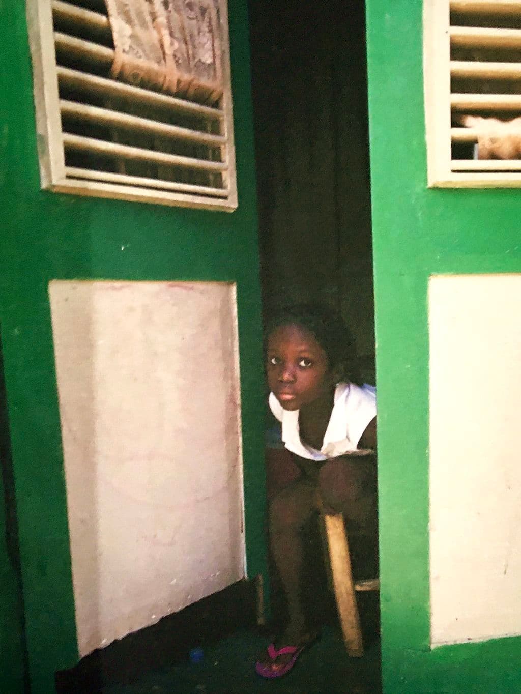 Jeune-fille-a-travers-la-porte-68baad87ee2ce